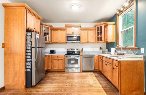 Milford Cabin | Creeks-4mins to Milford-Hot Tub-10 acres-Pinballs