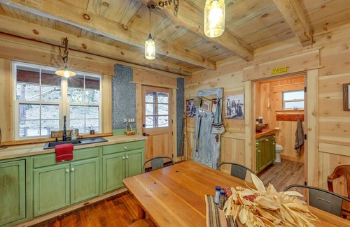 Hartland Cabin | Creekside Cabin ~ 20 Mi to Kings Canyon Park!