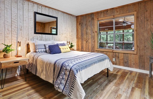 Cashes Valley Cabin | Creekside Cabin Close to Downtown l Hot Tub l Relax l Kayak l Fish l StarGaze