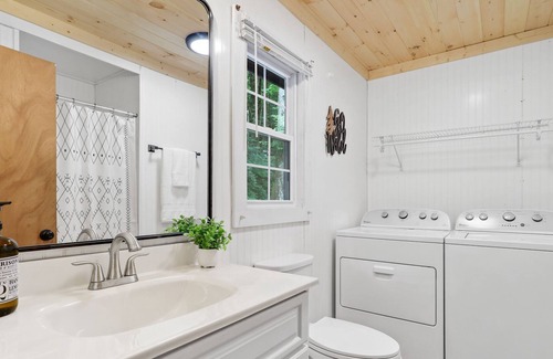 Cashes Valley Cabin | Creekside Cabin Close to Downtown l Hot Tub l Relax l Kayak l Fish l StarGaze