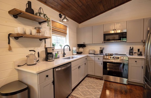 Epworth Cabin | Creekside Cabin, Fire pit Escape, Cozy Hot Tub