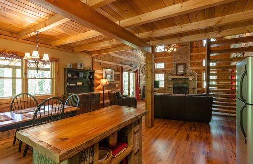 Hot Springs Cabin | Creekside Cabin - Log Cabin with Outdoor Hot Tub