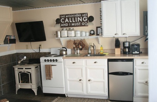 Gardiner Cabin | Creekside Cabin near Yellowstone - horse rides, rafting, zip lining, hiking