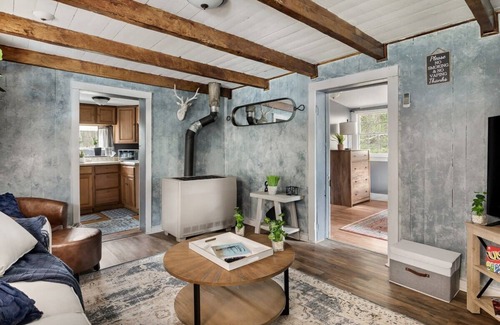 Mount Jackson Ski Chalet | Creekside Cabin w Hot Tub, Fire Pit, Deck & Grill!