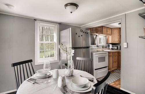 Mount Jackson Ski Chalet | Creekside Cabin w Hot Tub, Fire Pit, Deck & Grill!