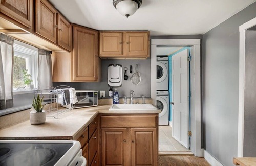 Mount Jackson Ski Chalet | Creekside Cabin w Hot Tub, Fire Pit, Deck & Grill!