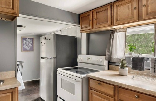 Mount Jackson Ski Chalet | Creekside Cabin w Hot Tub, Fire Pit, Deck & Grill!