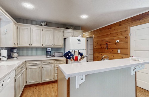 Rhododendron House | Creekside cabin with water view, deck, jetted tub & game room - near Mt. Hood