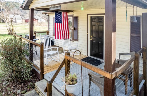 Bryson City Cottage | Creekside Cabin with Free WiFi, Firepit, Full Kitchen, & Private W/D - Dogs OK