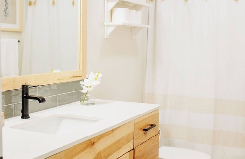 McCammon House | Creekside Cabins- Birch, stylish stay w views