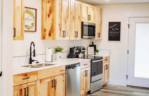 McCammon House | Creekside Cabins Hickory, Stay w views, near Lava