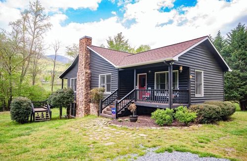 Hiawassee Cabin | Creekside Cascades, Firepit, Streaming Internet, Creekfront & level yard!n