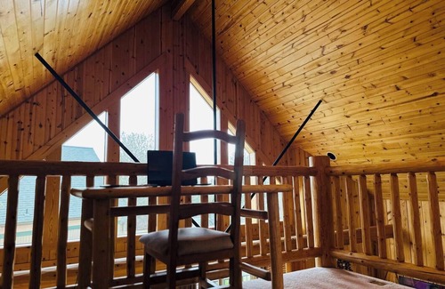 Redmond Ski Chalet | Creekside Chalet with private hot tub
