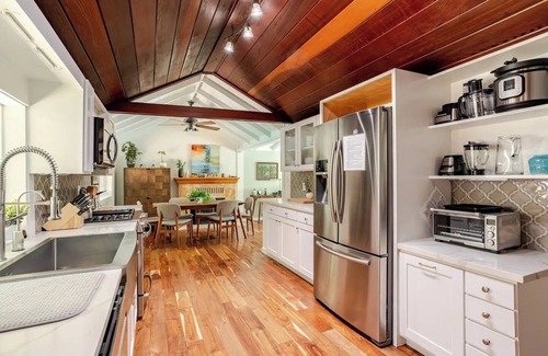 Healdsburg Cottage | Creekside Cottage and Bungalow. Cozy, pet friendly, close to town. Sleeps 6