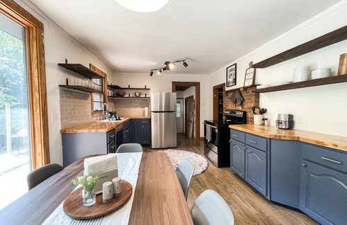 Sylva House | Creekside cottage central to the best of WNC