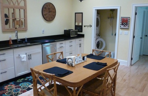 Asheville House | Creekside Cottage! Hiking. Gardens. 5 min to town. Close to shopping/dining.WiFi