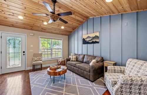 Gatlinburg - Pigeon Forge House | Creekside Cottage*Hot Tub*Entire Home-Pigeon Forge