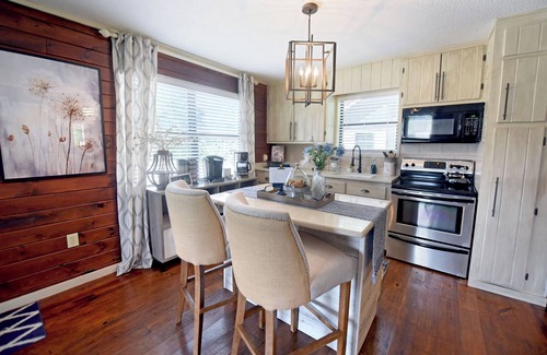Blairsville Cottage | Creekside Cottage king Bed Frada's Nest Casual Elegance
