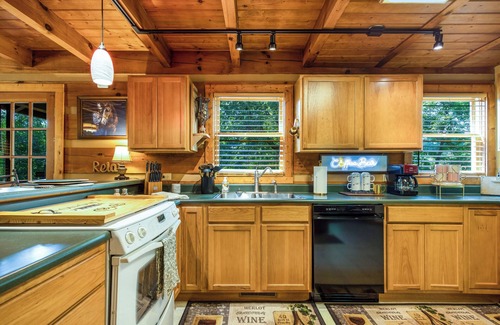 Rockford Cabin | Creekside Cozy Cabin:Minutes to UTK, Dtwn Knox & M’ville ,Marina, & TYS airport