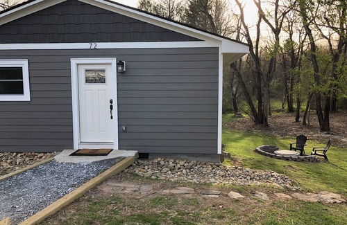Brevard Cottage | Creekside Cozy Cottage | Fire Pit & Fall Views