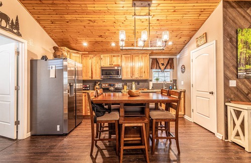 Pine Mountain Cabin | "CREEKSIDE ESCAPE" CABIN ON ROARING CREEK, HOT TUB, 2/2, BRYSON CITY