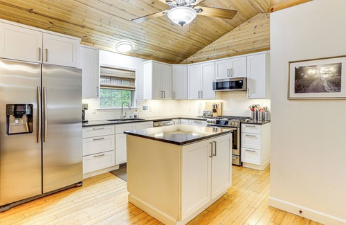 Mountain View Cabin | 'Creekside Hideaway' w/Fire Pit + Creek Access!