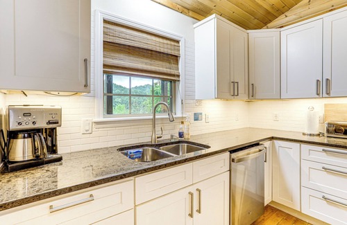 Mountain View Cabin | 'Creekside Hideaway' w/Fire Pit + Creek Access!