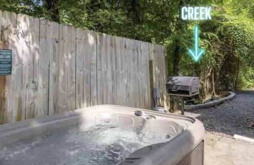 Gatlinburg Cottage | Creekside, Hot Tub, 2 King Beds, Walking Distance to Downtown, Great Parking!