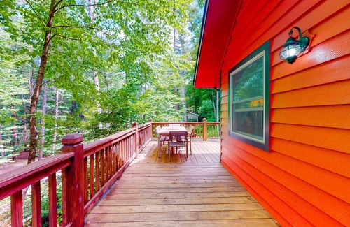 Blairsville Cabin | Creekside mountain cabin with firepit, deck, grill, Ping-Pong, and fireplace