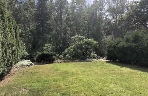 Rutland House | Creekside Retreat in town