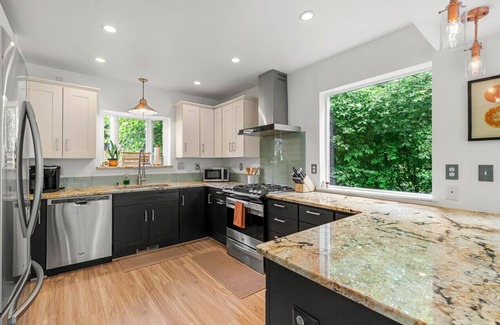 North Star House | Creekside Retreat, King Bed Near Downtown & Trails, sleeps 14!