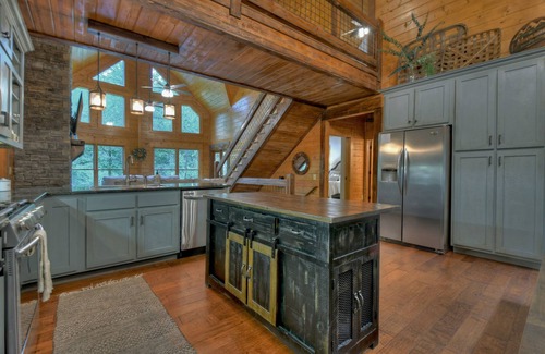 Ellijay House | Creekside Solitude/Luxury 5 BR/5B/Firepit/Game Room/Wrap-Around Porch/Hot Tub