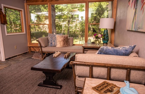 Broadmoor House | Creekside, steps to the Broadmoor, close to Zoo, Seven Falls, hike from house