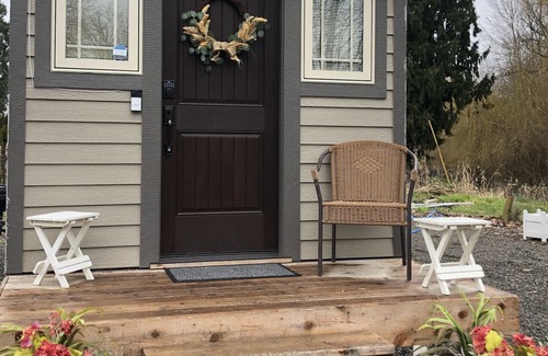 Fife Cottage | Creekside Tiny Retreat with rural charm now with AC!