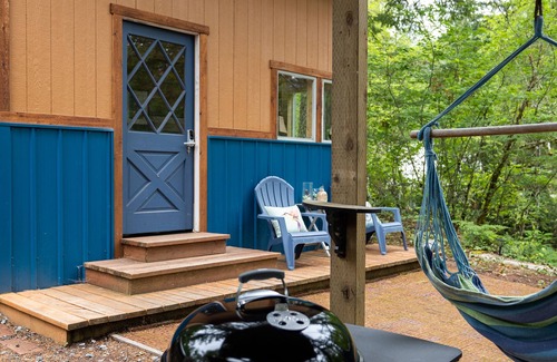Ashford Cabin | CreeksideCabin at Mt.Rainier dog friendlyFreshOrganicEggs