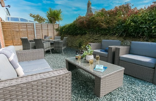 Trearddur Bay Cottage | Cregyn Mor - a coastal that sleeps 6 guests in 3 bedrooms