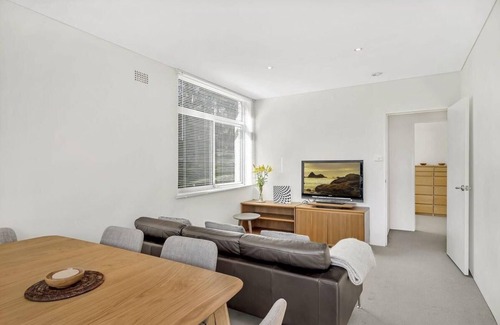Cremorne Apartment | Cremorne - YNG03 - Young Street - Bright 1BR Ground Floor Apartment with Balcony Parking in Quiet Cremorne Location
