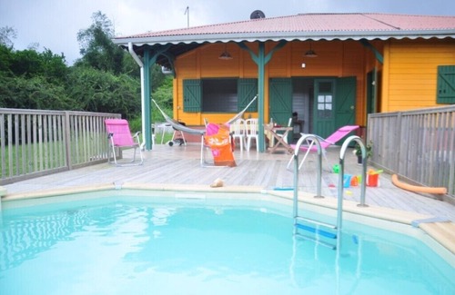 Le Vauclin Villa | Creole villa with shimmering colours and a pool