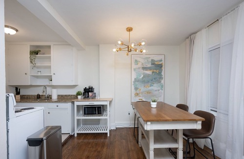 Historic Uptown Apartment | Crescent Lake Park 2 bedroom Plus Den