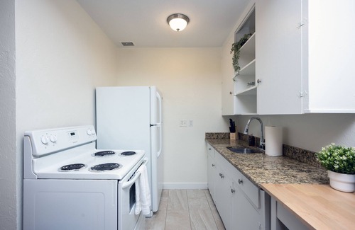 Historic Uptown Apartment | Crescent Lake Park 2 bedroom Plus Den