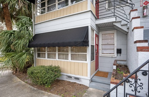 Historic Uptown Apartment | Crescent Lake Park 2 bedroom Plus Den