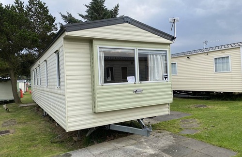 Cresswell House | Cresswell Towers Caravan Pet friendly - 500 yards to beach.