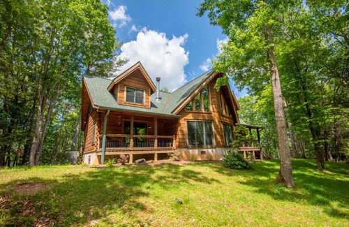 Lansing Cabin | Crest Cabin - Blue Ridge Mountain Log Cabin - Views - Fireplace - River Access!