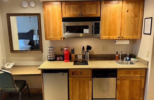 Crested Butte Condo | Crested Butte Condo with King Bed, Outdoor Pool and Hot Tub
