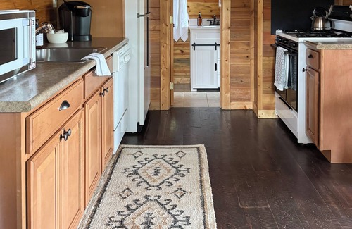 Creston House | Creston Centennial #2- Cozy barn with queen bed, close to West Glacier