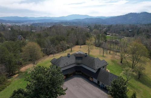 Pigeon Forge Villa | Crestview Estate 5 acres-heated pool-5min to strip