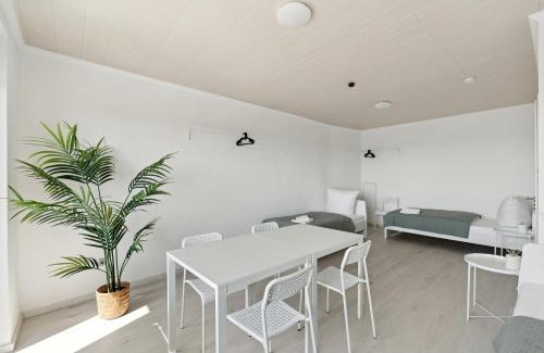 Wolfsburg Apartment | CREW BEDS - APARTMENT in Wolfsburg for 7 People - 75m2, 3x Bedroom, 7x Single Bed, Free Kaffee, WiFi & Parking - 24h CHECK IN
