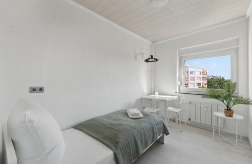 Wolfsburg Apartment | CREW BEDS - APARTMENT in Wolfsburg for 7 People - 75m2, 3x Bedroom, 7x Single Bed, Free Kaffee, WiFi & Parking - 24h CHECK IN