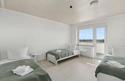 Wolfsburg Apartment | CREW BEDS - APARTMENT in Wolfsburg for 7 People - 75m2, 3x Bedroom, 7x Single Bed, Free Kaffee, WiFi & Parking - 24h CHECK IN