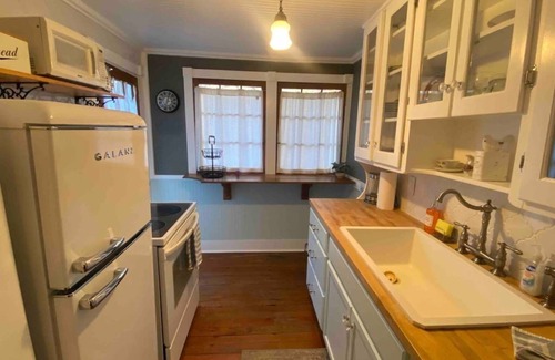 Eureka Springs Historic District House | Cricket Cottage Down Town Eureka Springs